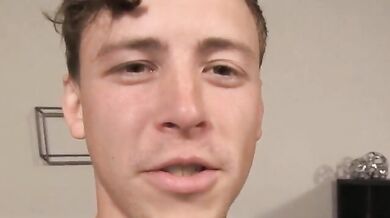 Nolan gode di una sega lenta sul suo cazzo grosso