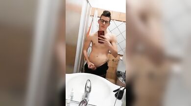 Twink italiano etero si sbatte il cazzo da solo