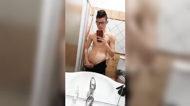 Twink italiano etero si sbatte il cazzo da solo