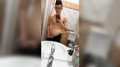 Twink italiano etero si sbatte il cazzo da solo