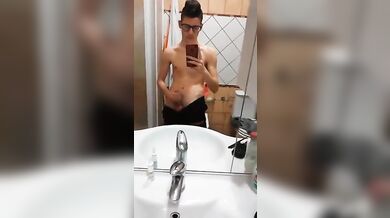 Twink italiano etero si sbatte il cazzo da solo