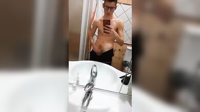 Twink italiano etero si sbatte il cazzo da solo