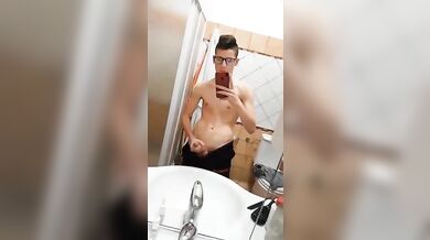 Twink italiano etero si sbatte il cazzo da solo