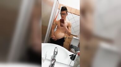 Twink italiano etero si sbatte il cazzo da solo