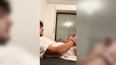 Camboy italiano con cazzone enorme sborra in live