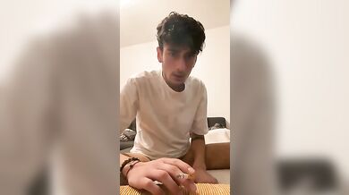 Camboy italiano con cazzone enorme sborra in live