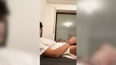 Camboy italiano con cazzone enorme sborra in live