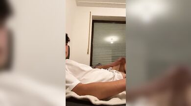 Camboy italiano con cazzone enorme sborra in live
