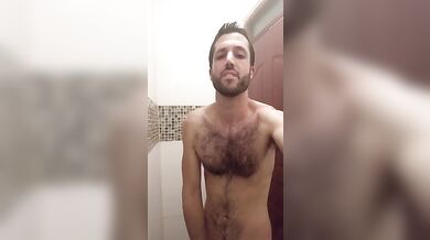 Peloso italiano si insapona il cazzo sotto la doccia