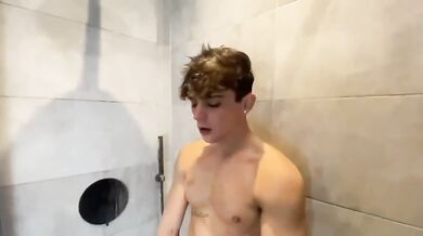 Sexy Samu italiano si sega nudo nella doccia bollente