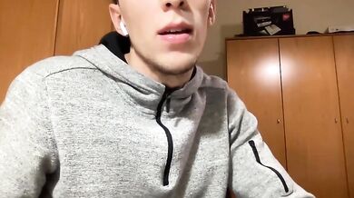 Italian camboy con uccello mostruoso si mena forte