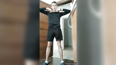 Twink fighetto italiano si sfonda il culo col dildo