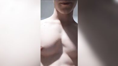 Twink italiano scolpito si mostra tutto nudo e duro