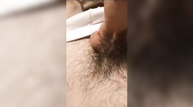 Twink italiano scolpito si mostra tutto nudo e duro