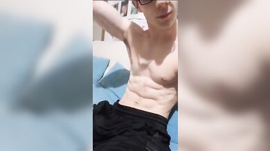 Twink italiano scolpito si mostra tutto nudo e duro