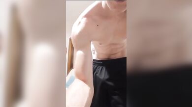 Twink italiano scolpito si mostra tutto nudo e duro