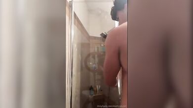 Mattia Gallettini nudo sotto la doccia con cazzone