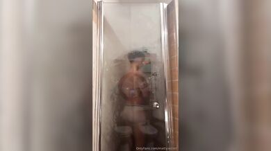 Mattia Gallettini nudo sotto la doccia con cazzone