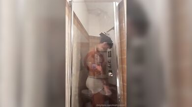 Mattia Gallettini nudo sotto la doccia con cazzone