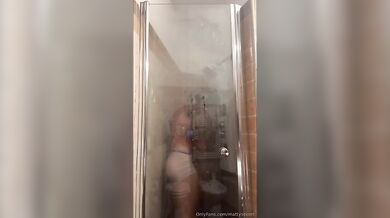 Mattia Gallettini nudo sotto la doccia con cazzone