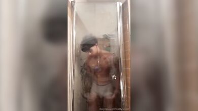 Mattia Gallettini nudo sotto la doccia con cazzone