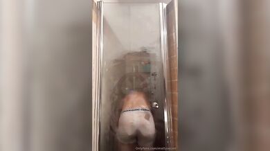 Mattia Gallettini nudo sotto la doccia con cazzone