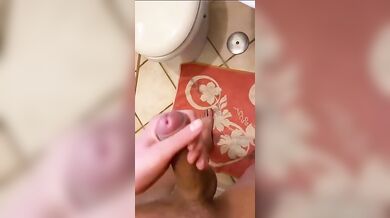 Twink liscio frocio italiano si masturba da puttana