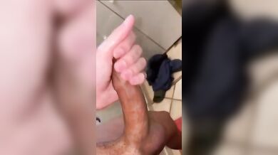 Twink liscio frocio italiano si masturba da puttana