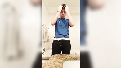 Fit twink italiano nudo si sega da porco