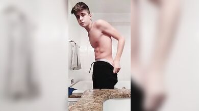 Fit twink italiano nudo si sega da porco