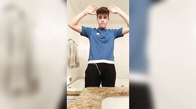 Fit twink italiano nudo si sega da porco