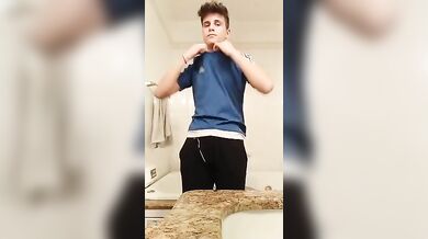 Fit twink italiano nudo si sega da porco