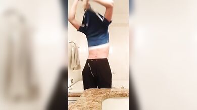 Fit twink italiano nudo si sega da porco