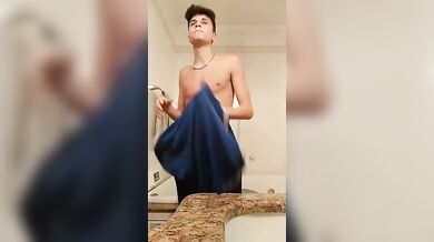 Fit twink italiano nudo si sega da porco