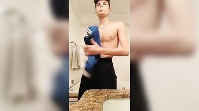 Fit twink italiano nudo si sega da porco