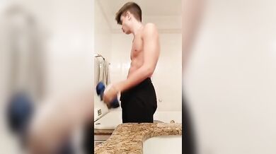 Fit twink italiano nudo si sega da porco