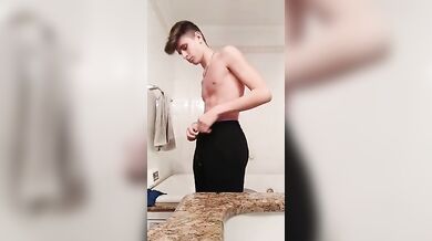 Fit twink italiano nudo si sega da porco