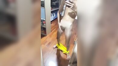 Skinny italiano con uccello enorme si sbatte