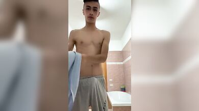 Skinny twink italiano cazzone duro da scopare