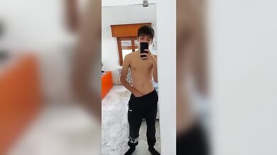 Twink italiano si spoglia e mostra il culo