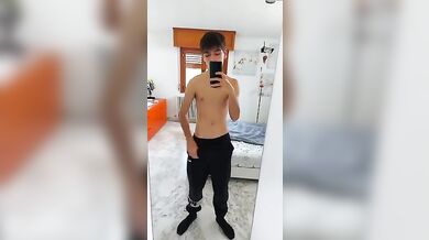 Twink italiano si spoglia e mostra il culo