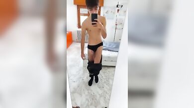 Twink italiano si spoglia e mostra il culo