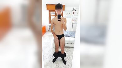 Twink italiano si spoglia e mostra il culo