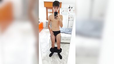 Twink italiano si spoglia e mostra il culo