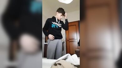 Muscoloso hunk italiano si mena forte