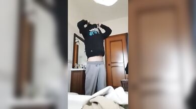 Muscoloso hunk italiano si mena forte