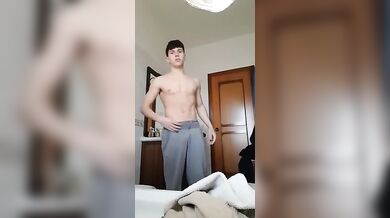 Muscoloso hunk italiano si mena forte