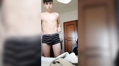 Muscoloso hunk italiano si mena forte