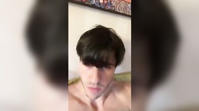 Italiano con cazzone grosso si sega in live