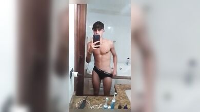 Etero italiano hot pubblica un video su sito gay